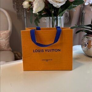 ✨LOUIS VUITTON Paper Shopping Bag.4 1/2”H x 5 1/2”W x 3”D✨ Really cute small bag